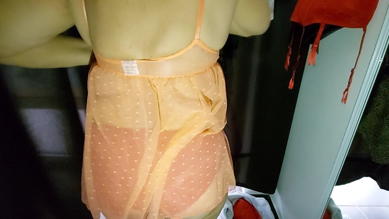 Sexi Ledy: Sexy lady trying on lingerie in fitting room