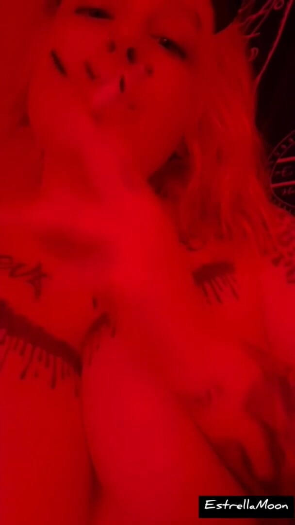 Estrella Steam: 젖탱이를 가지고 노는 동안 담배를 피우는 악마 소녀