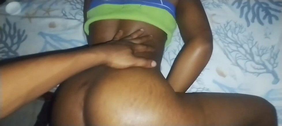 Island Bratz: 射在继女的小阴户里