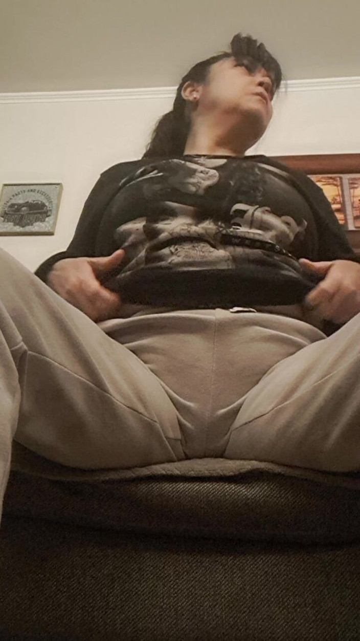 Mommy big hairy pussy: MiLF si sega sul divano a casa da sola