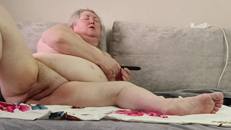 Zona901: La vicina si masturba con grandi tette e culo e...