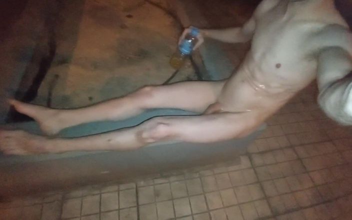 Dan Eagle: Desnuda, meando en la ducha, masturbándose y corrida