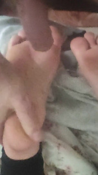 Gioca Con Le Suole Degli Amici Mentre Legge.