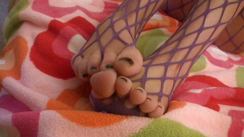 Lucky Wankerz: Morena en medias de red moradas follando su coño con...