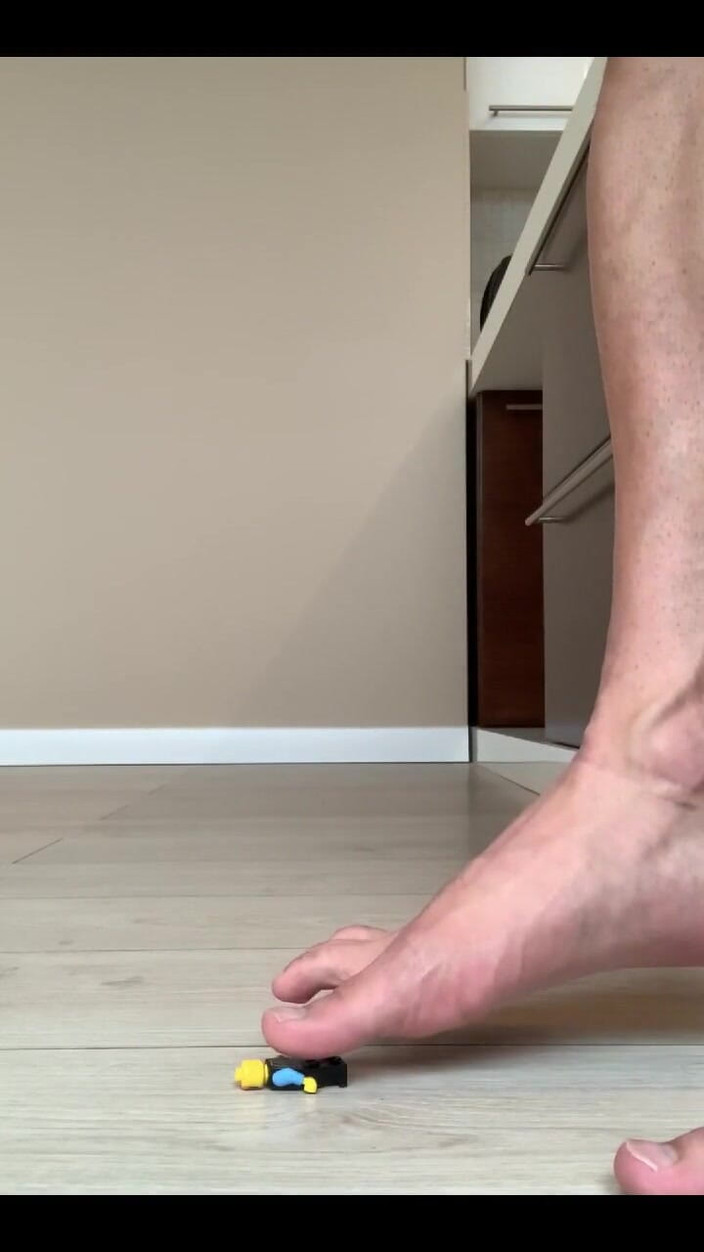 Jasons feet: Tiny tiene miedo del gigante