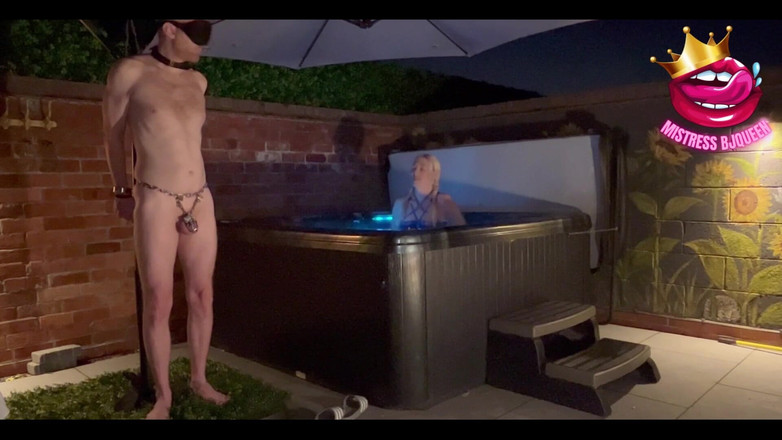 BJQueen and Rod: 当我放松时，在热水浴缸外赤身裸体被束缚