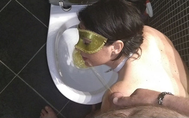 Toilet Mommy: После того, как она попробовала писсировать моего мачеха, я больше никогда не мою свой толстый хуй водой