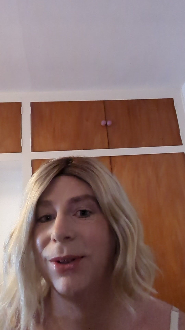 NikkiGee: Hisap kelentit saya, telan air mani saya. lutut ke bawah...