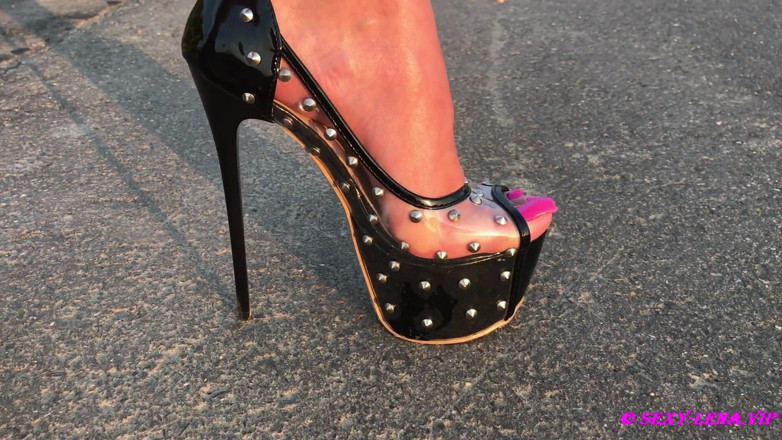 Goddess Lena: Plateau high heel walk
