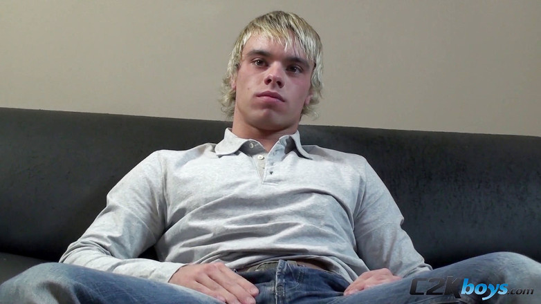 C2K Boys: Daniel vystavuje své mladé svalnaté tělo touží masturbovat před kamerou
