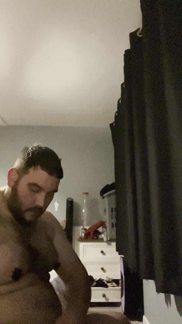 Shaun Cbt: Travesti anal, menottée, bite et couille, tétons percés