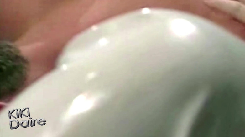 Kiki Daire MILFLand: 80 के दशक का छोटा शैतान