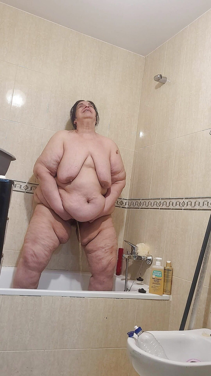 CoolMarina: Palmira Gordi prendra une douche relaxante pour calmer sa chatte...