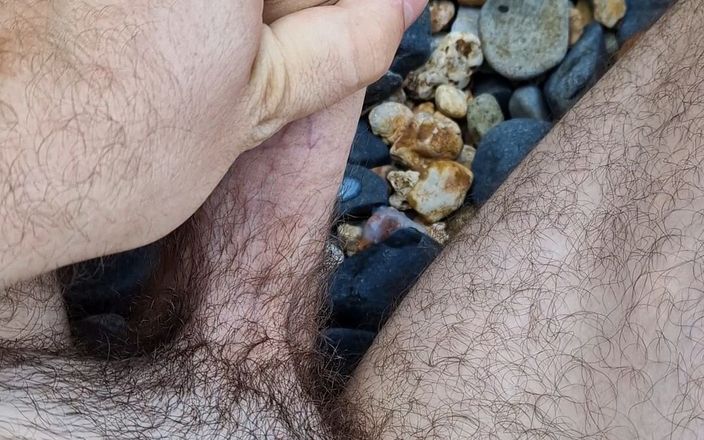 ttc2021: Masturbando e gozando nua em uma praia de não nudez