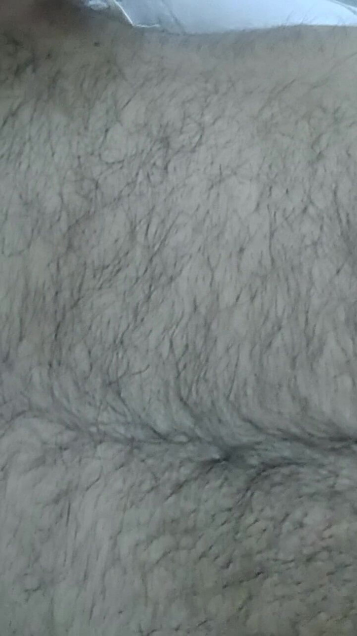 Daddy Dude: Indisk Pappa Som Ligger På Sängen Retar Och Poserar För...