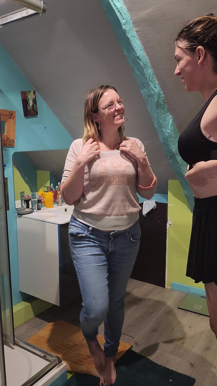 Marghot and tgirls: 我们和我的变性人朋友在淋浴时互相揭开