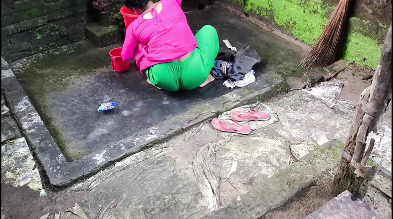 SAFI-SEXY: 突然、義理の叔母が服を洗っているのが見えたので、彼女の後ろに行って彼女のお尻を犯し始めました