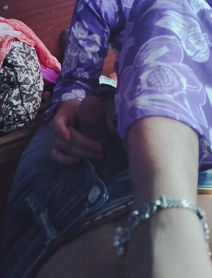 Khushboobhabi: 버스에서 소년에게 콘돔을 준 소녀