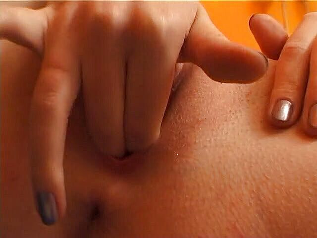 Lucky Wankerz: Blonde meid met kleine tieten vingert en speelt met haar...