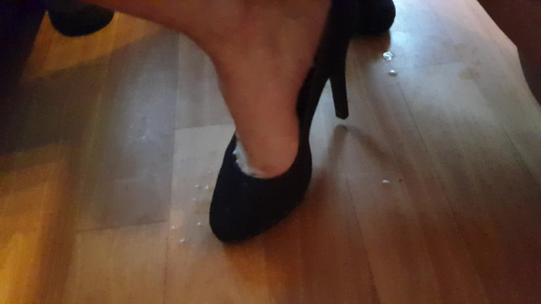 Milosbroz: मेरी नई ऊँची एड़ी के जूते पर छोटा वीर्य
