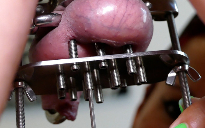 Fetish Bear Productions: Lady Morgana Metallizes otrokyně F