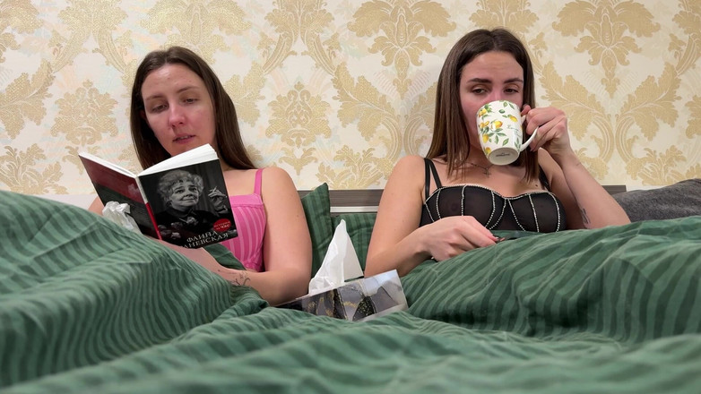 Hottie goddess: 반짝이는 비닐 재킷에 매끄러운 노 놀리기