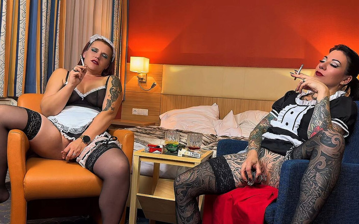 Jey smoking: 2 名女佣下班后享受香烟和假阳具