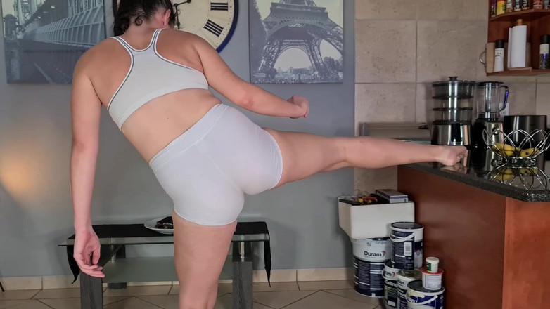 domslutfucker: Tombul sürtük taytına işerken egzersiz yapıyor