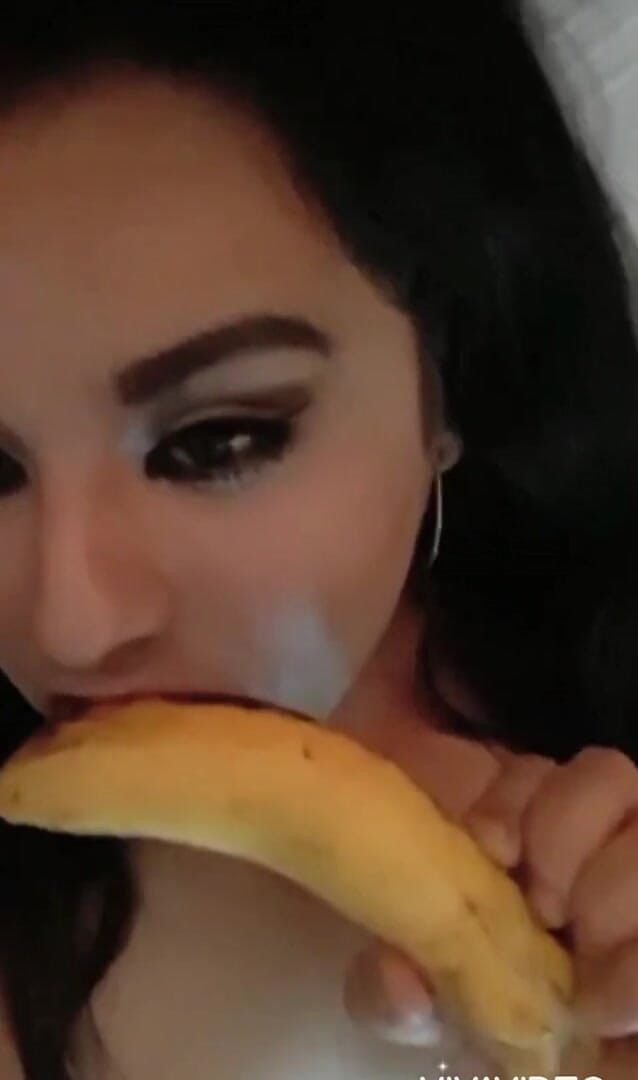 Miss Madii: Miss Madii banana blow job NO AUDIO