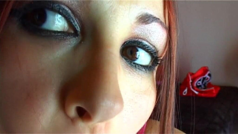 Hand Lotion Studios: Femeia se excită și începe să se joace cu umpluturile ei