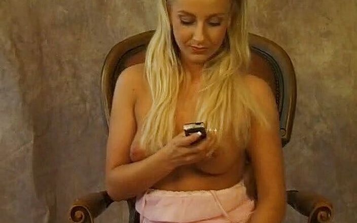 Flash Model Amateurs: Schönes blondes mädchen genießt es, ihren heißen körper zu präsentieren