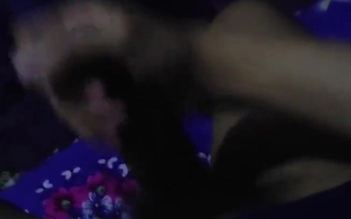 AsianAmateur_20: 亚洲泰国男人激烈地玩弄他的鸡巴。