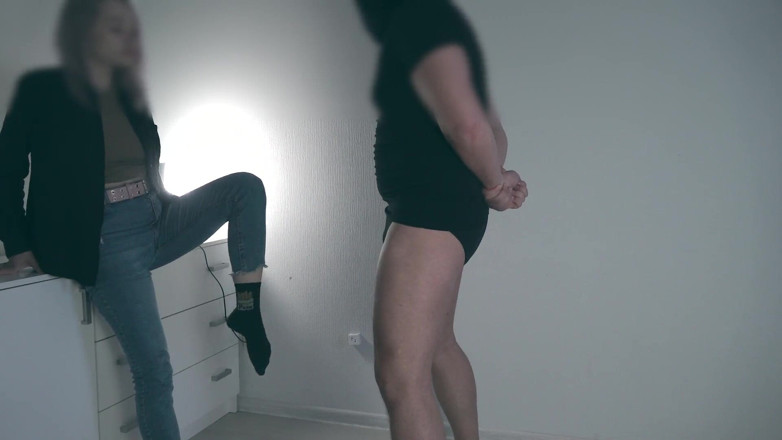Amateur_fetish: Teen ballbusting 2 | angle 1