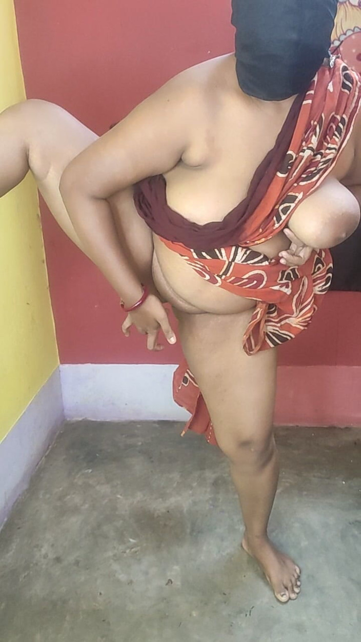 Indianbhabi2: Nádherná indická macecha sexy se svléká v červeném sharee