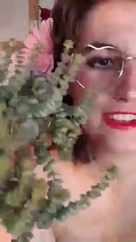 Nerdy brunetka camgirl se baví v ložnici