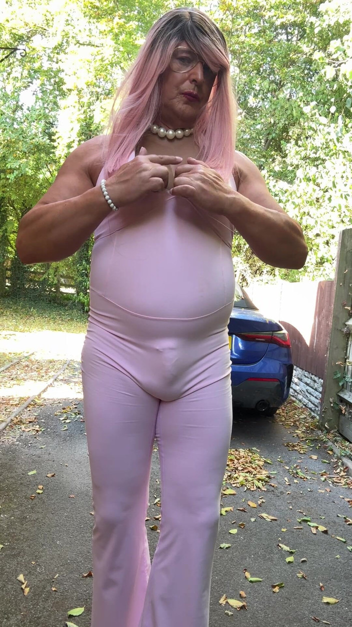 Kellycd2022: Crossdresser Kellycd2022 穿着粉色连身衣和高跟鞋