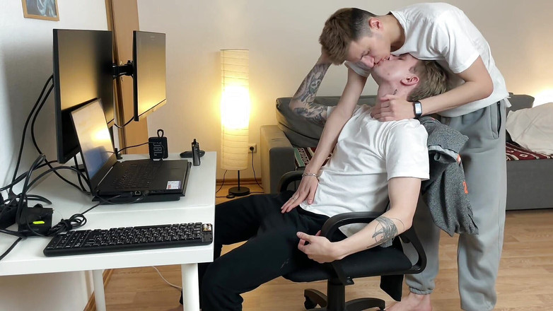 Ethan Lestray: Pozvaný na návštěvu, šťavnatá vylezla ze zadku ošukaná a stříkala