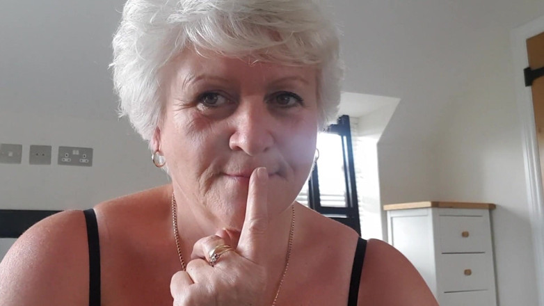 Uk Joolz: Fétiche de la main et de la bouche
