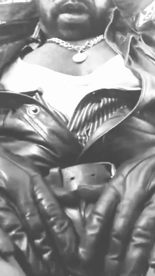 Black smoking muscle stepdad: Skórzana dominacja dymu