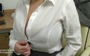 Big Bouncing Boobies: Secretaria sexy con grandes tetas se masturba