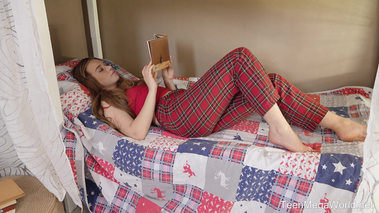 Teen Mega World: Sweetie apre la figa per un dildo