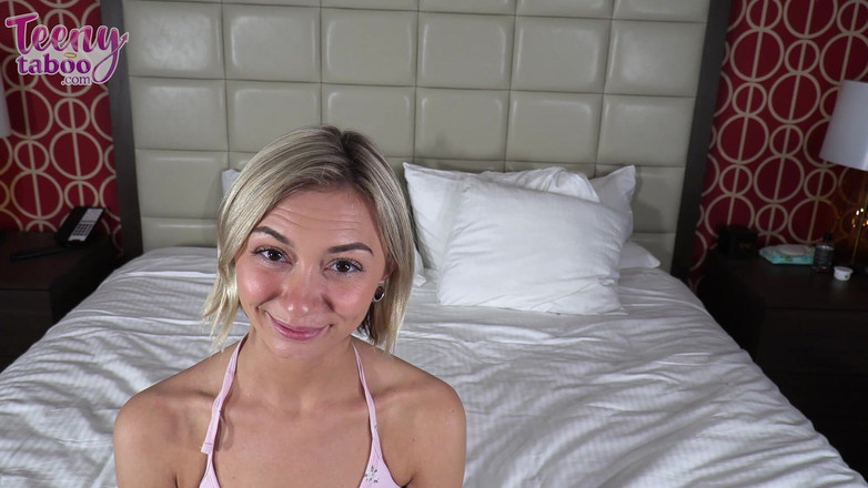 Teenytaboo: Estudante Chloe usa buceta para se formar