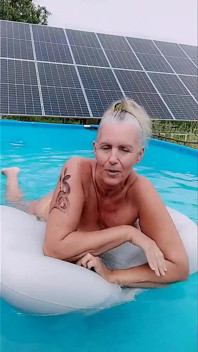Gorąca gospodyni domowa Lukerya w basenie