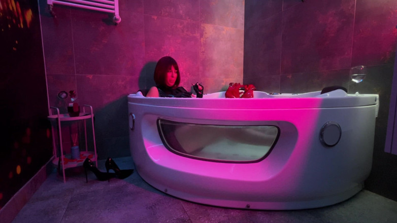 Dominatrix Miss Patricia Stark: Mistress' Taking a Bath in Latex and Boots