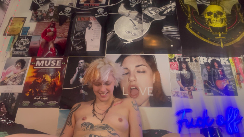 Glitterqueen1999: Cute Goth Gurl No Makeup Gets the Hiccups