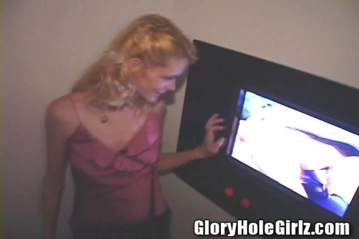 Glory Hole Girlz: 仅限肛交 - 金发人妻瘦婊子在寻欢洞里吮吸鸡巴