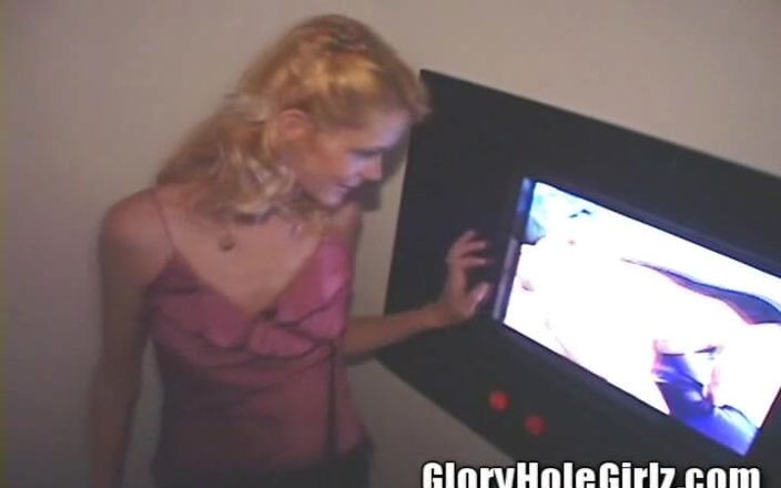 Glory Hole Girlz: Anal only - istri nakal rambut pirang ini lagi asik nyepong...