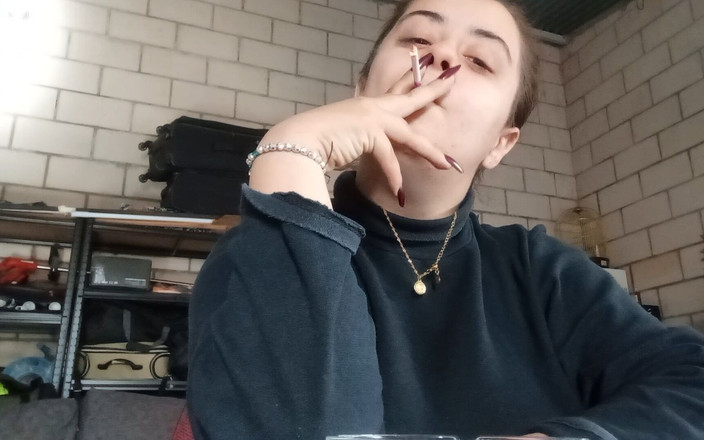 fartingclub01: 날씬한 담배를 피우는 PAWG 소녀