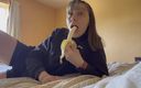 Wamgirlx: バナナをしゃぶるのが大好きです