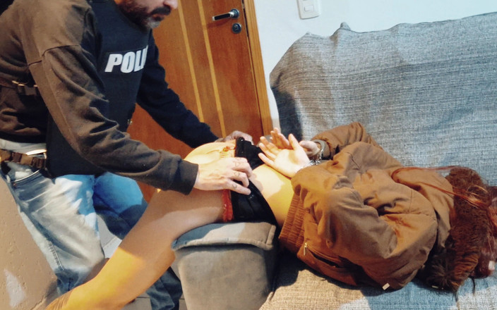 ksalnovinhos: 腐败的警察提供自由以换取性！